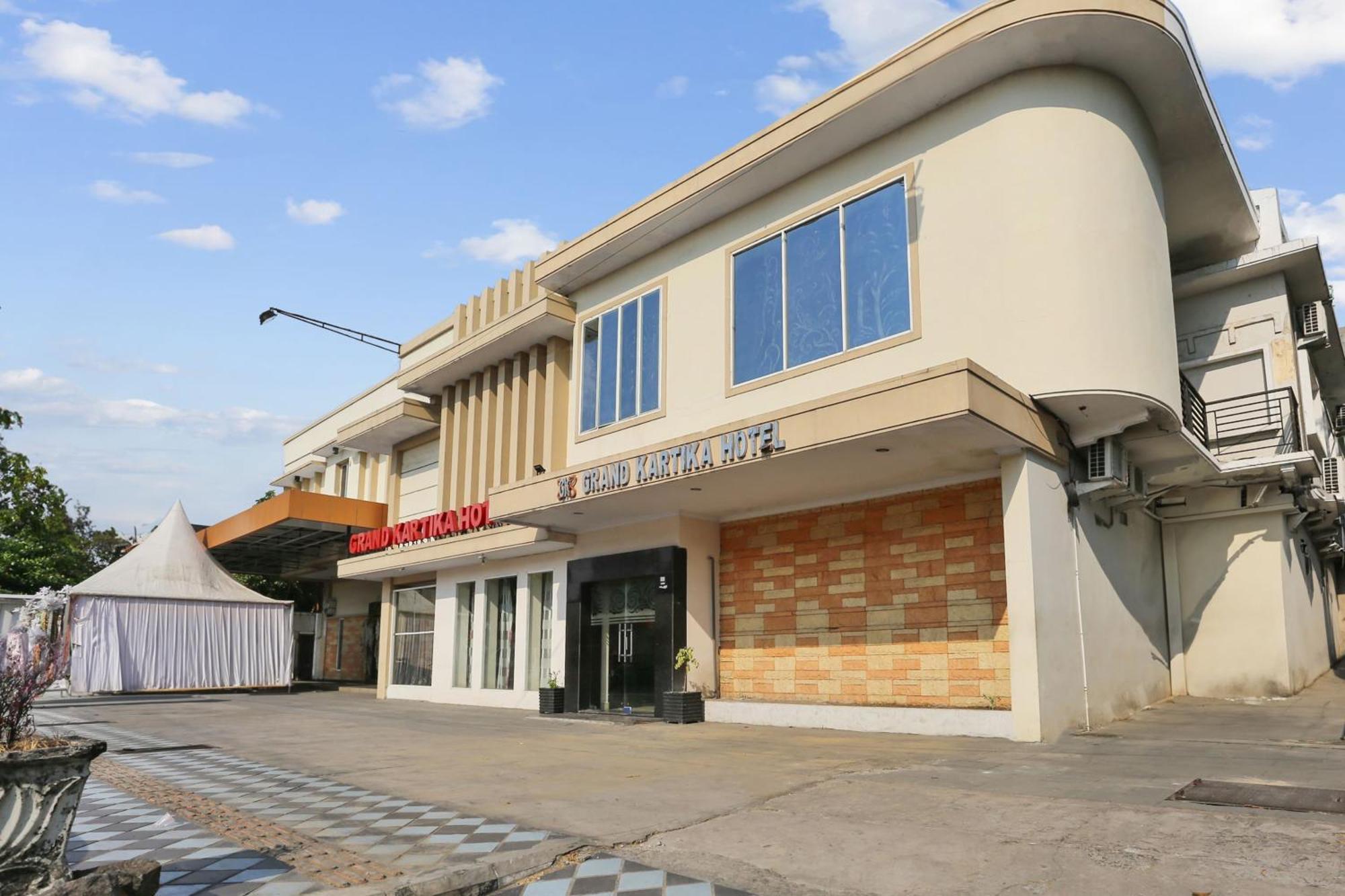 Collection O 93163 Hotel Grand Kartika Parepare Exterior foto